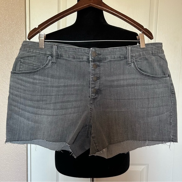NWT Universal Thread Exposed Button Fly Gray Raw Hem Shorts Size 18W - Picture 1 of 8